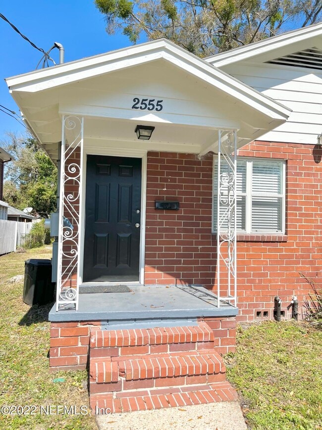 Photo - 2555 Myra St