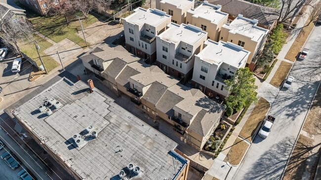 Photo - This luxurious townhouse on Cherry St.