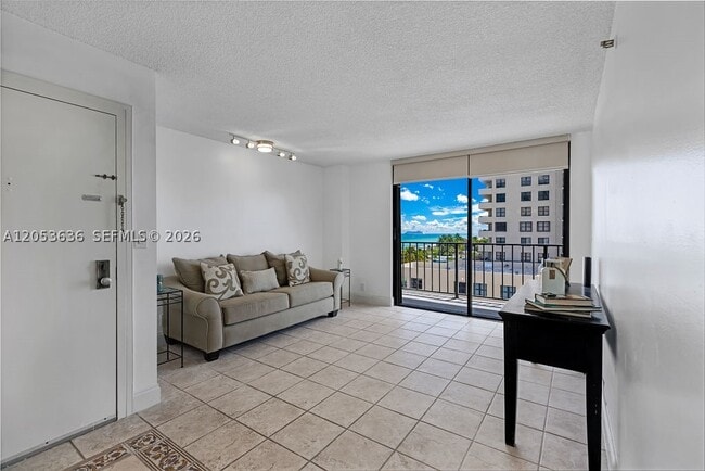 Building Photo - 2625 Collins Ave Unit 702