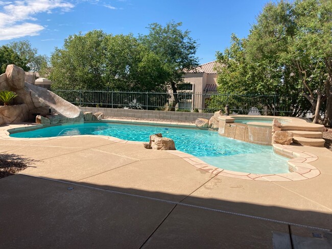 THIS SEVEN HILLS COMMUNITY HOME WITH POOL. - THIS SEVEN HILLS COMMUNITY HOME WITH POOL.