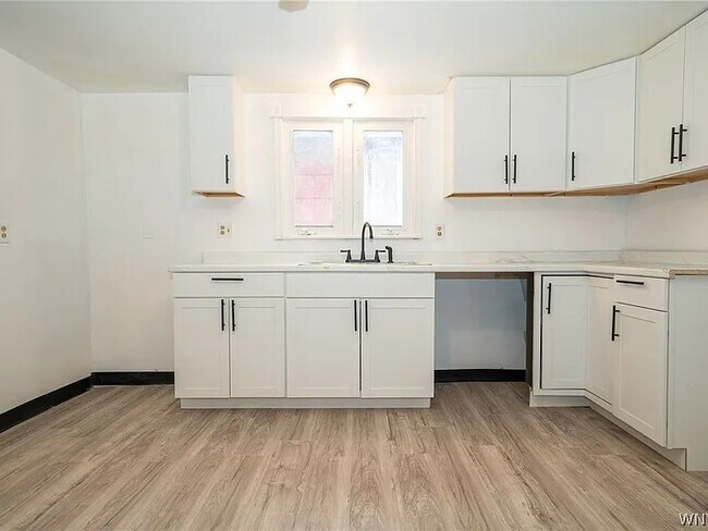 Photo - 166 Barnard St