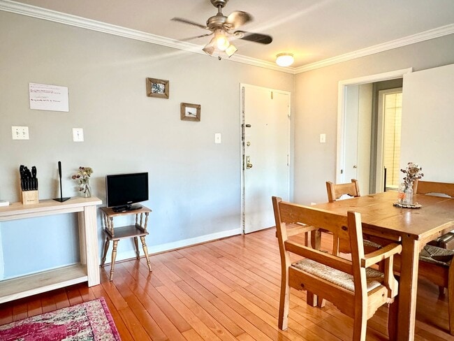 Building Photo - 1 Bed 1 Bath! Pets Welcome! Parking!