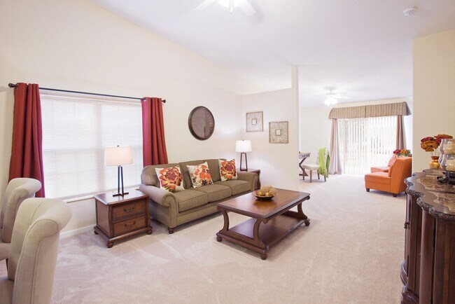 Amplias áreas de estar con espacio para relajarse y entretenerse - Redwood Wooster Mindy Lane