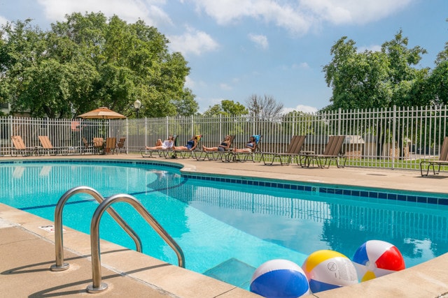 Photo - Royal Oaks Apartments