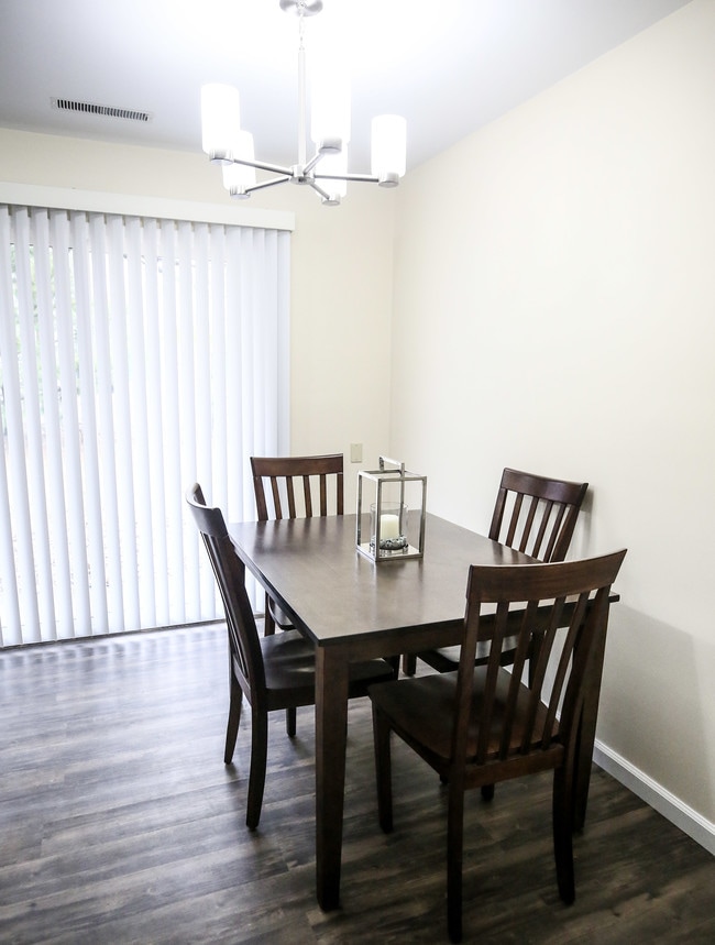 Dining and entertaining - OAK TERRACE APARTMENTS