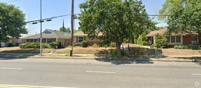 Building Photo - 12811 Oxnard St Unit 3 Rental