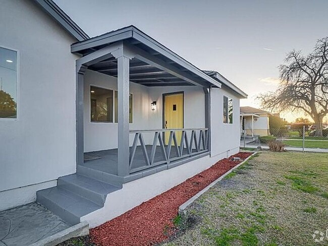 Building Photo - Updated and Stunning 2 Bedroom 1 Bathroom ... Rental