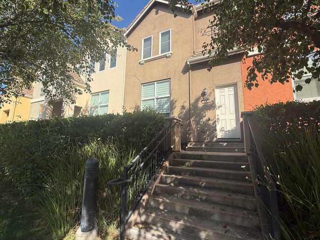 Building Photo - Beautiful and Modern 3 Bedroom 2.5 Bath Townhome in Montecito Vista Area