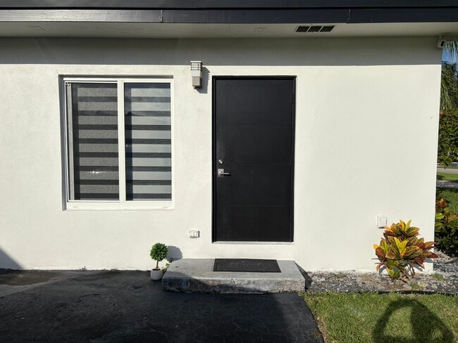 Building Photo - 727 N Highland Dr Unit Studio Rental