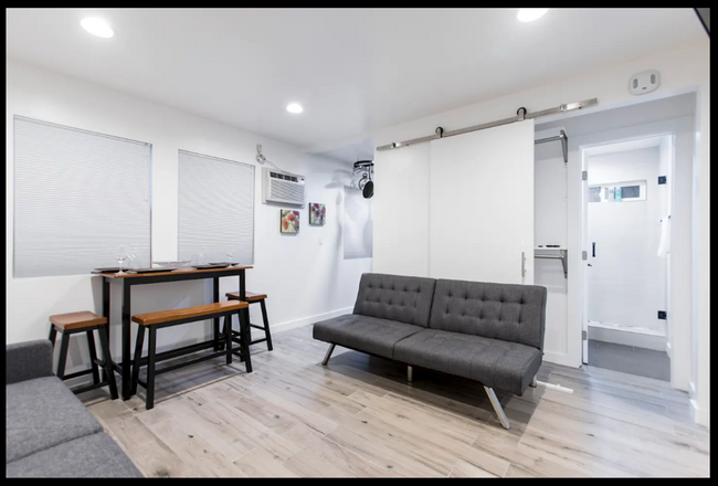Building Photo - 14248 Oxnard St Unit 3 Rental