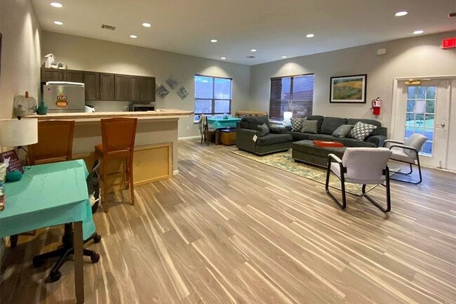 Photo - BRITTANY POINT APARTMENTS