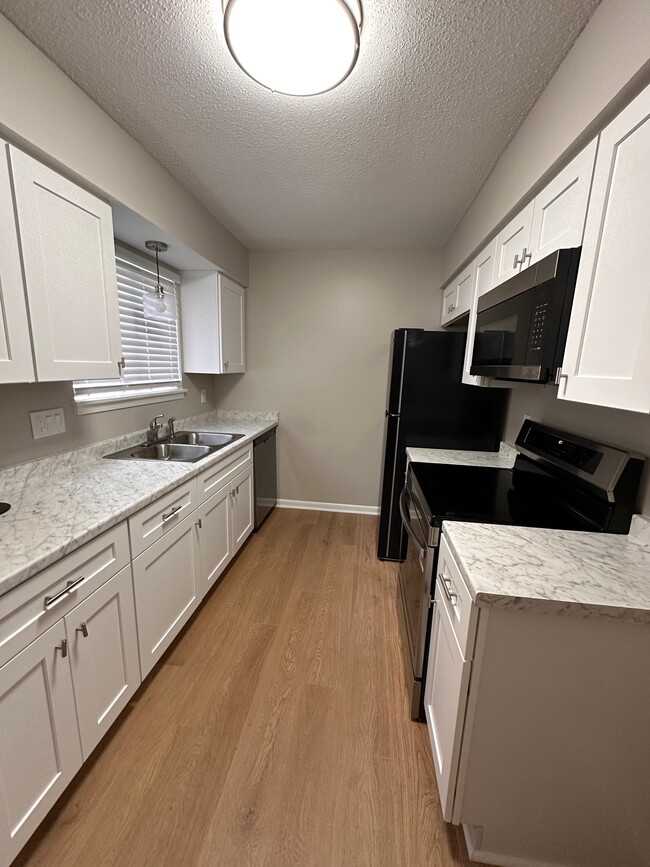 Photo - 102 Briarview Cir