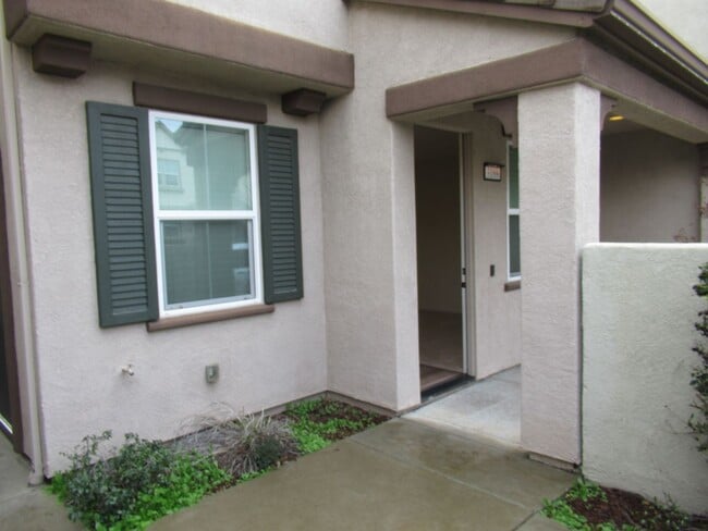 Photo - 2 STORY HOME IN WESTPARK VILLAGE CENTER ROSEVILLE WITH SOLAR!