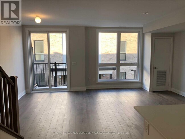 Photo - 1206 Main St E