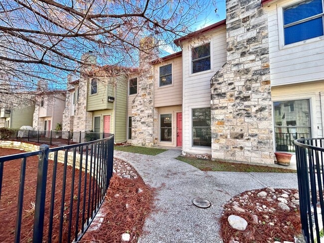 Building Photo - Charming 2-bedroom, 2.5-bathroom home at The Arbors at Riverside