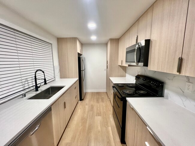 Kitchen: fridge, stove, oven, microwave, dishwasher - 6722 S Monroe St Unit B