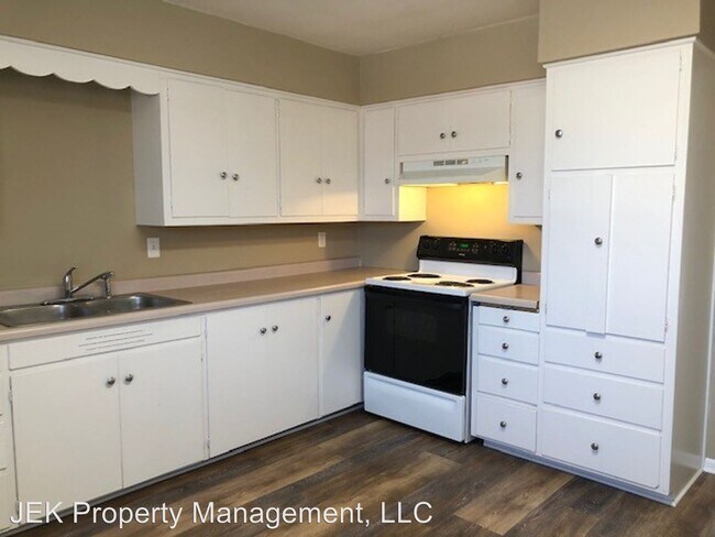 Photo - 910 W Badger Rd