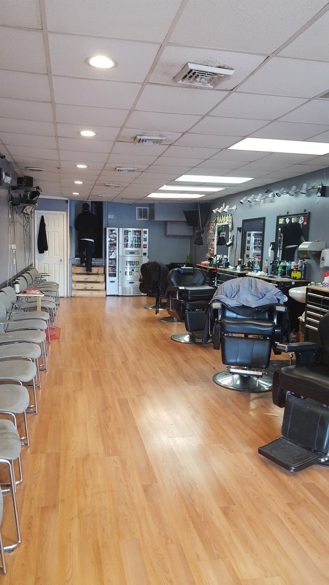 Barbería - 301 S Maryland Ave