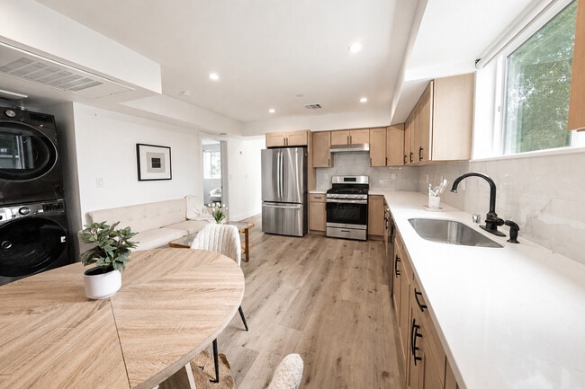 1165-1167 W 37th Pl