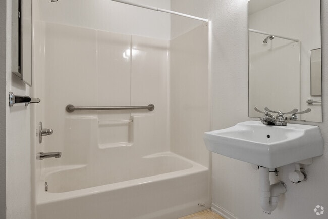 2BR, 2BA - 904SF - 1st Bathroom