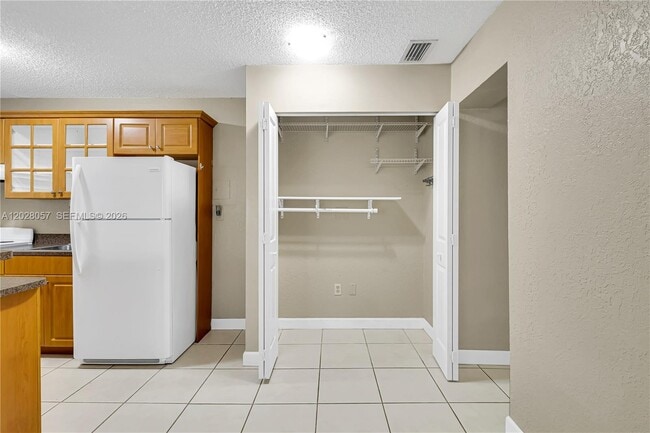 Photo - 9751 Wayne Ave Unit 6