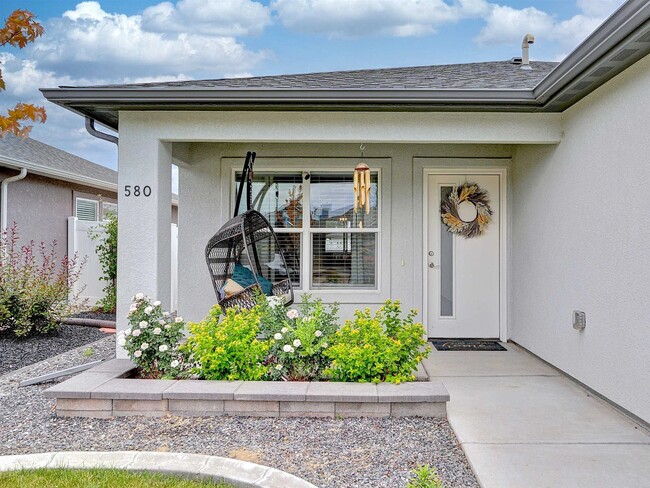 Photo - 580 Hennessy Way