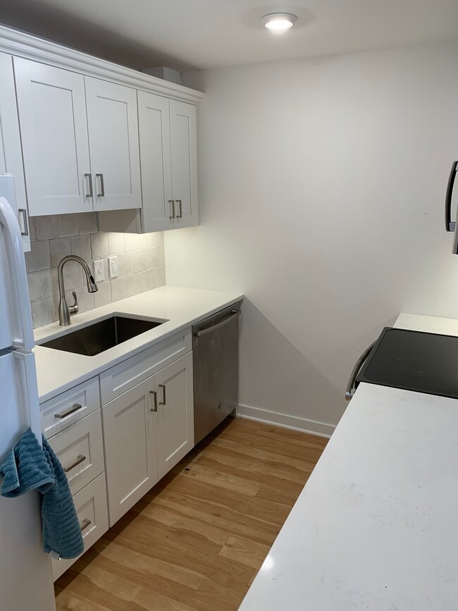 Photo - 660 E St NE Unit 1/2