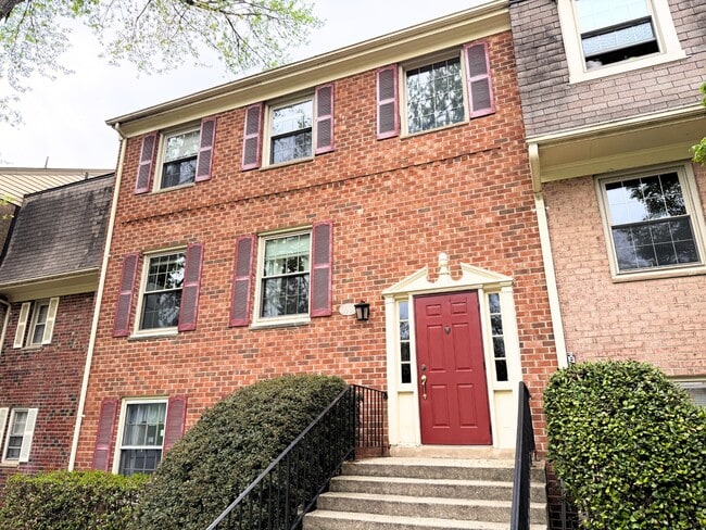 Building Photo - 6008 Westchester Park Dr Unit T2