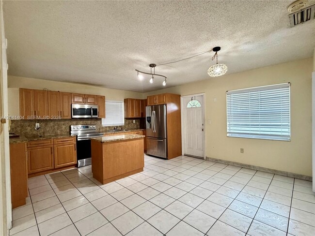 Building Photo - 913 NW 22nd Pl Unit 0