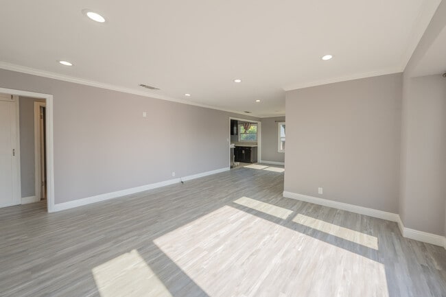 Photo - 14947 Chatsworth St