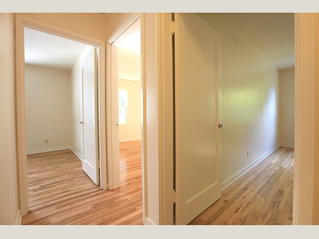 Photo - Stunning Retro Townhome! Unidad 064