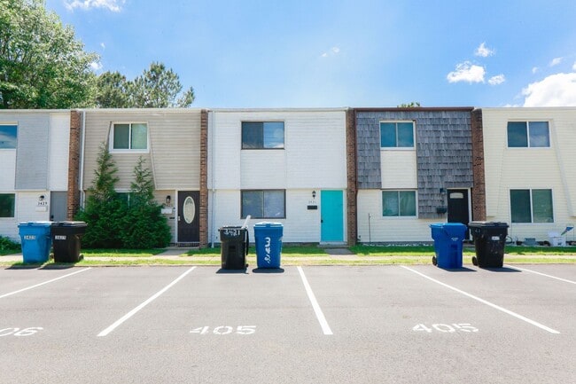 Updated 3BR Townhouse in Prime VA Beach Lo... - Updated 3BR Townhouse in Prime VA Beach Lo...