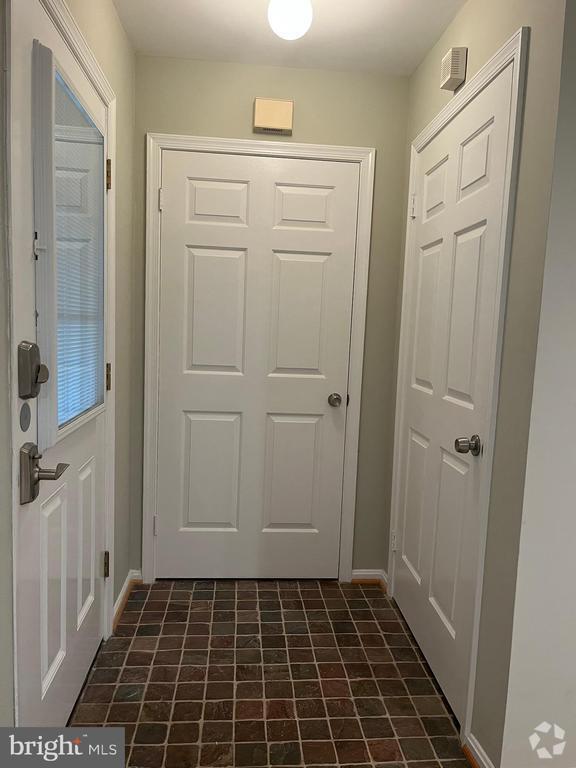 Building Photo - 302A Locust St SE Unit 2A Rental