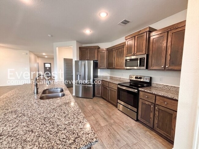 Photo - 2215 Hornbeam St