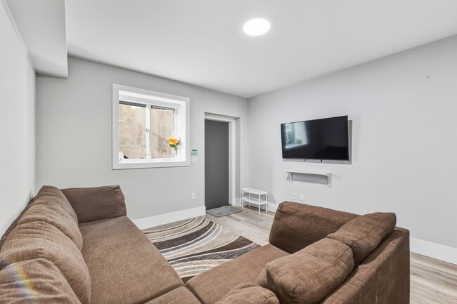 Photo - 18751-18754 54 Ave