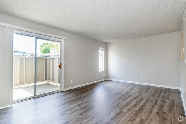 2BR, 2BA - 1002SF livingroom