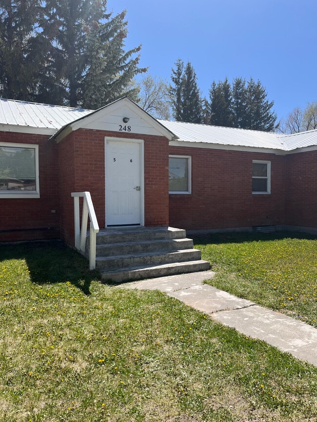 248 E Osbourne St Unidad Basementunit#8
