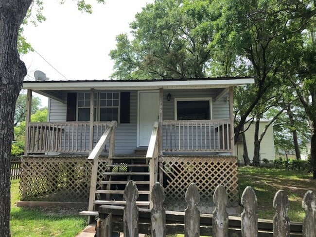 Building Photo - One bedroom cottage