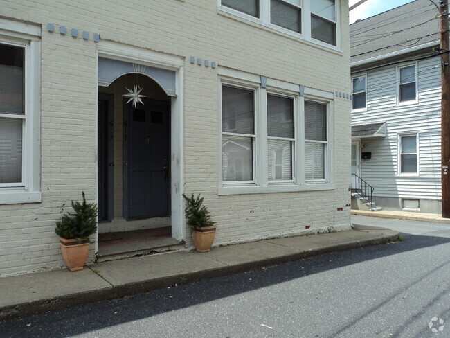 Building Photo - CUTE 2 STORY TWIN IN NORTH SIDE BETHLEHEM Rental