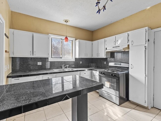 Photo - 285 Richard St