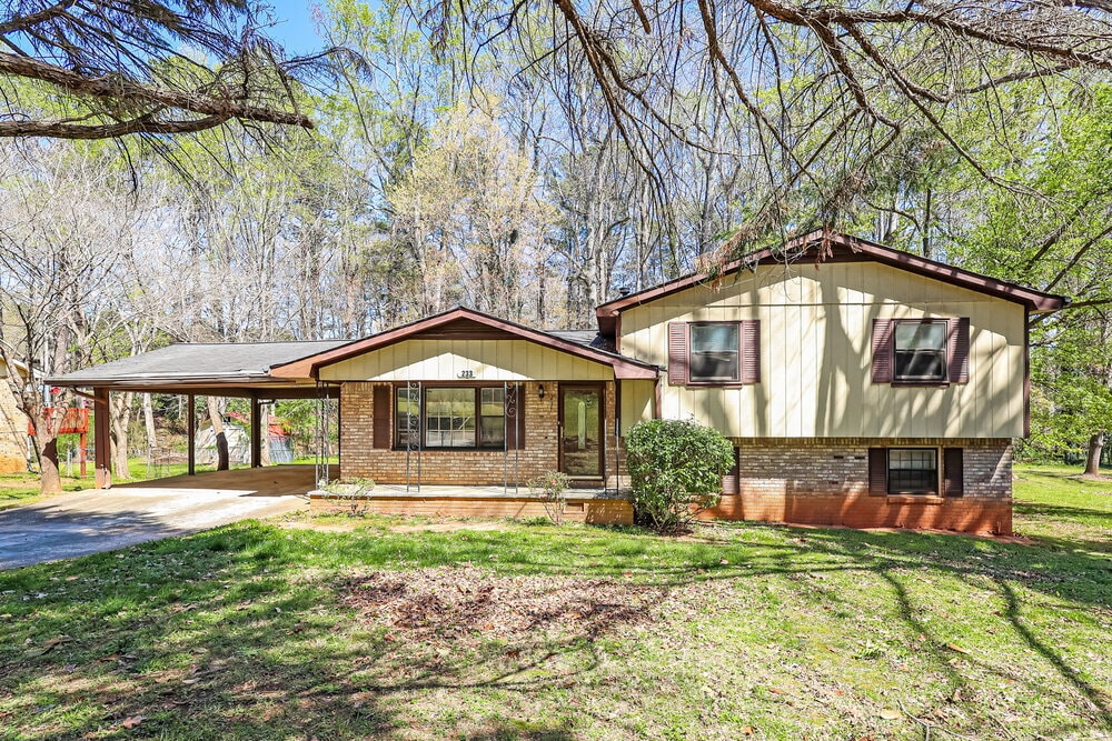 Photo - 233 Lucan Way