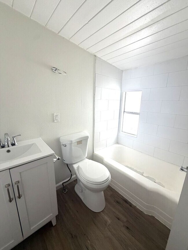 Photo - ***Cozy 1 Bedroom Apartment in Eagle Lake Unidad 11-19 W Eagle Ave  6