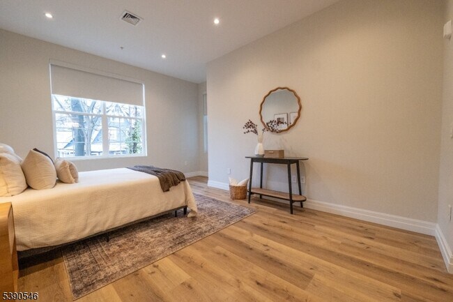 Photo - 1722 Springfield Ave Unit 404