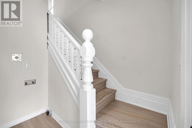 Photo - 108 Lindsay St S