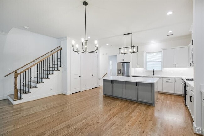 Building Photo - 918 W 25th St Rental