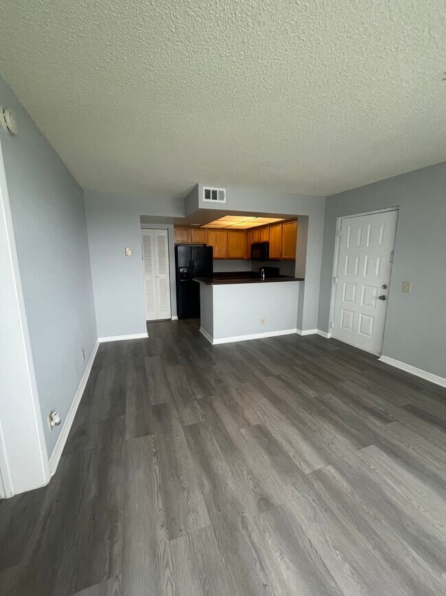 Photo - ONE BEDROOM ONE BATHROOM WITH LAKEVIEW!!! Unit 34