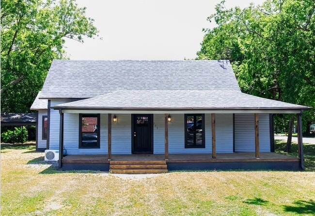 Building Photo - 223 E Shreveport St