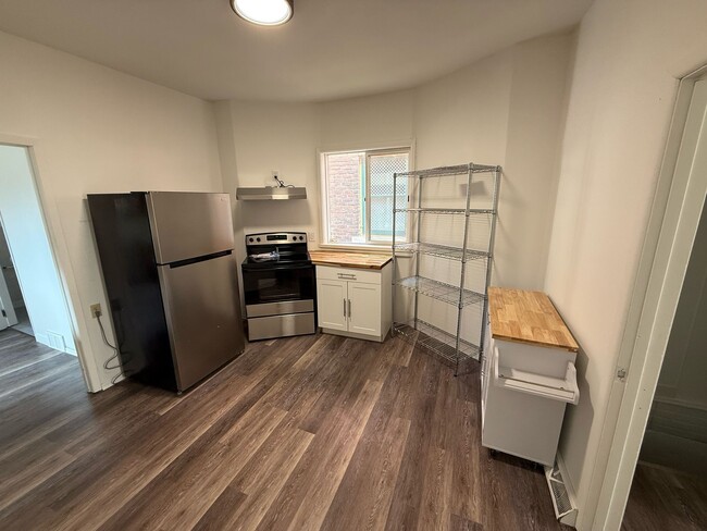 Photo - Room 4 - 38 Crown St Thunder Bay ON P7B 3J6
