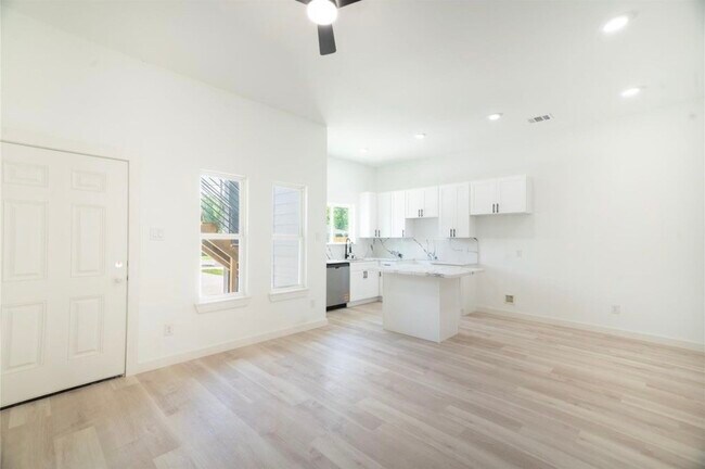 Photo - 333 Delaware St