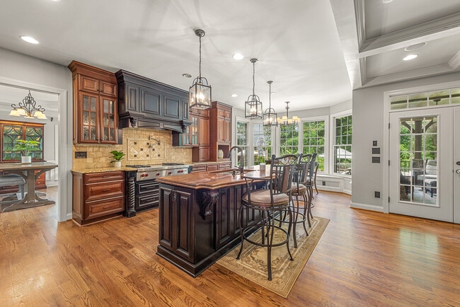 Photo - 405 Pondview Ct